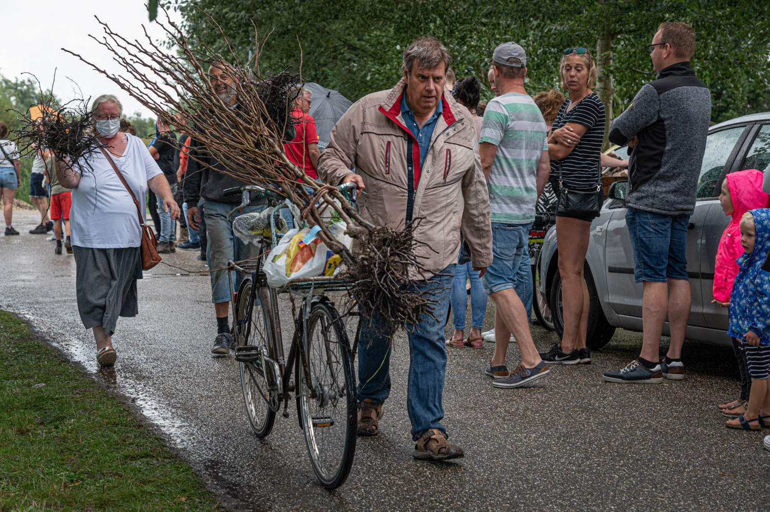 De rij voor gratis perenbomen in Vinkhuizen bij Tuin In De Stad